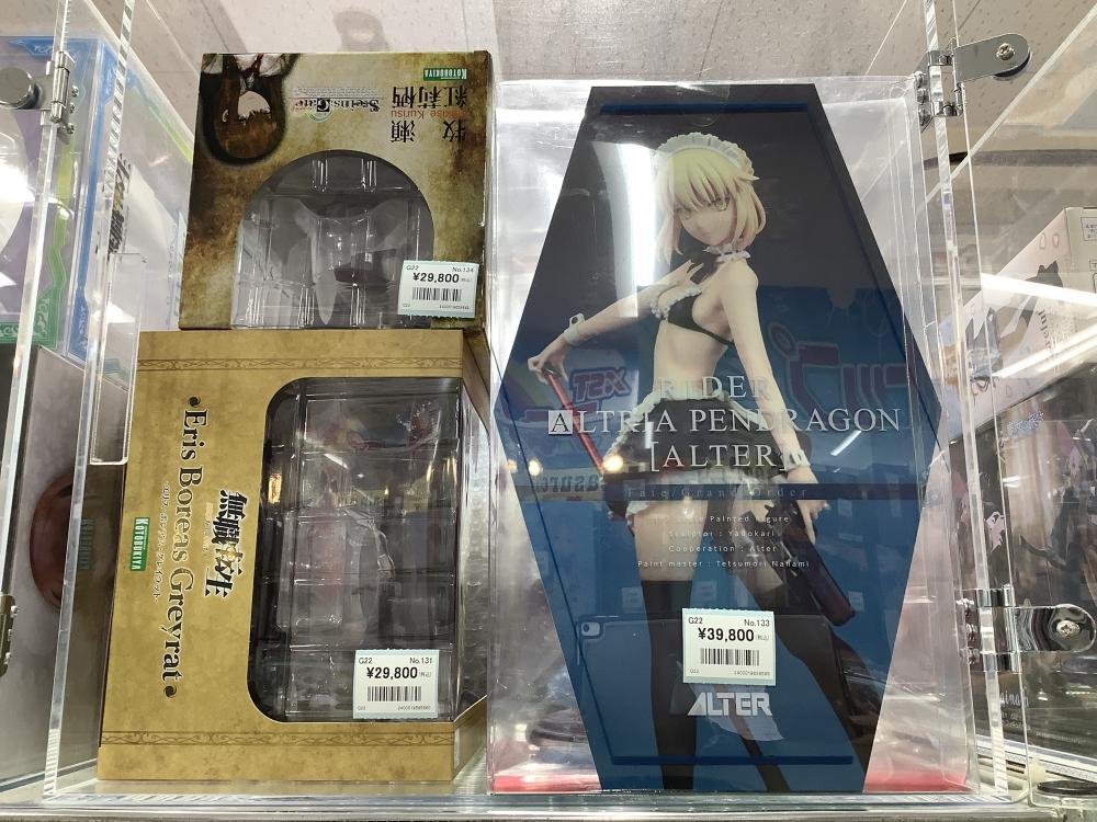 拿着盒子的可爱女孩