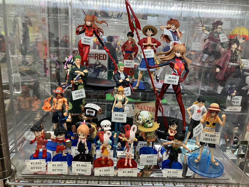 ワンピース、エヴァ