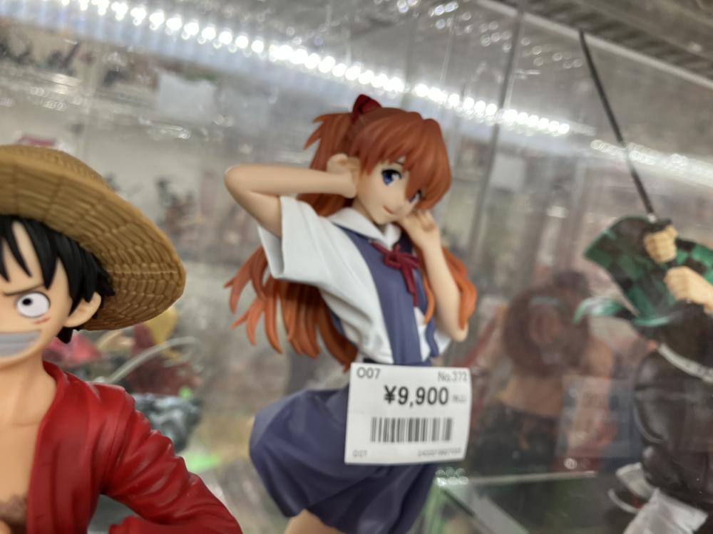 ワンピース、エヴァ