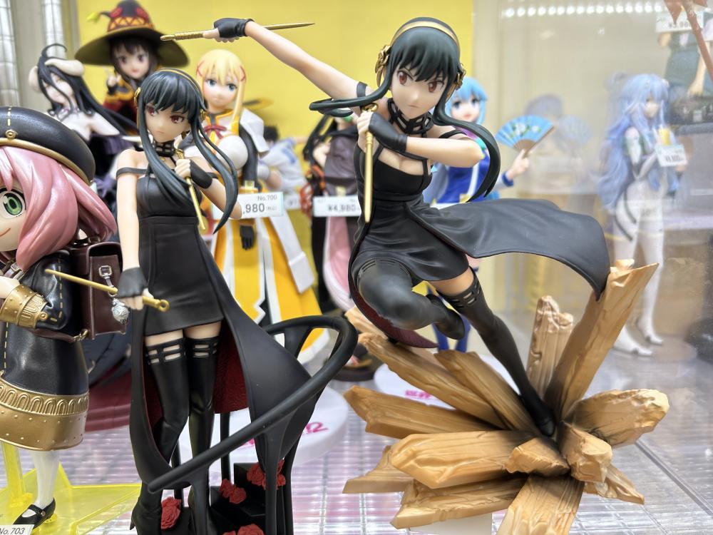 Various prize figures