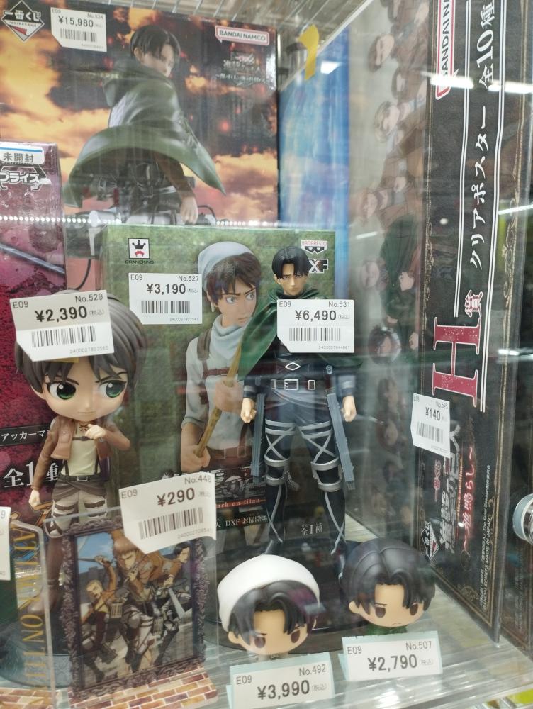 《进击的巨人》手办和周边商品