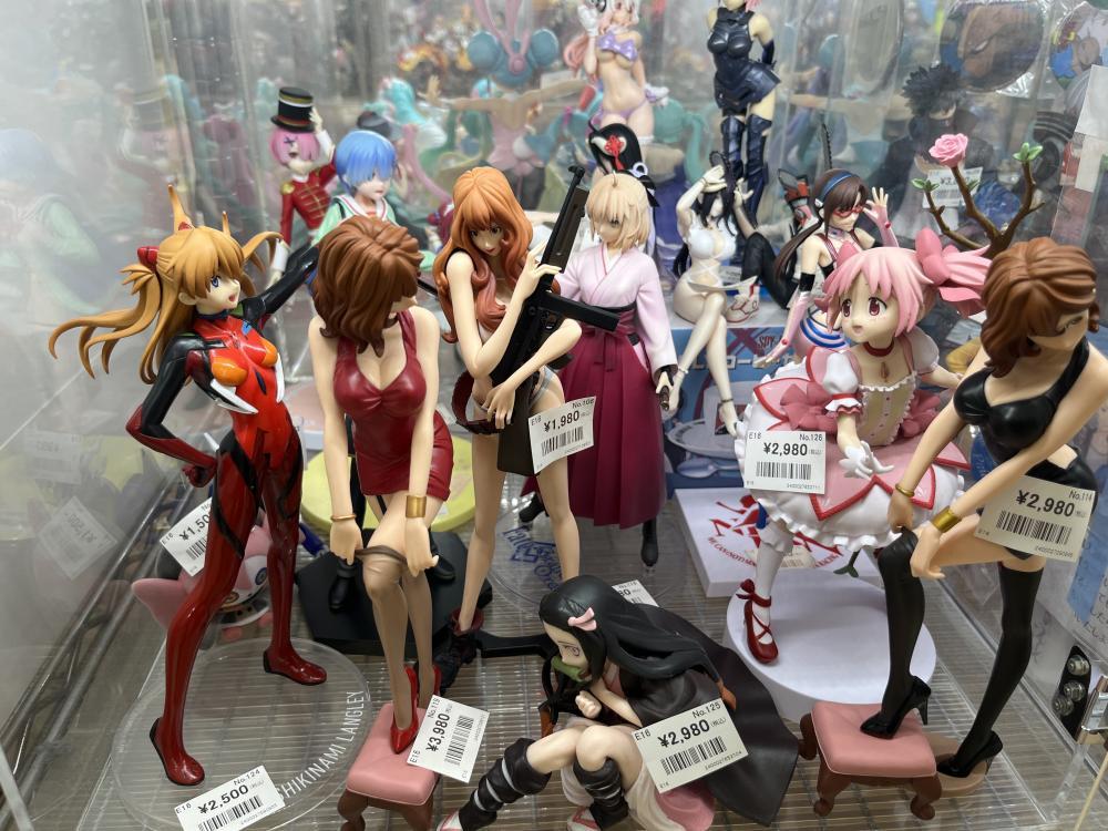 Lupin the Third and other figures