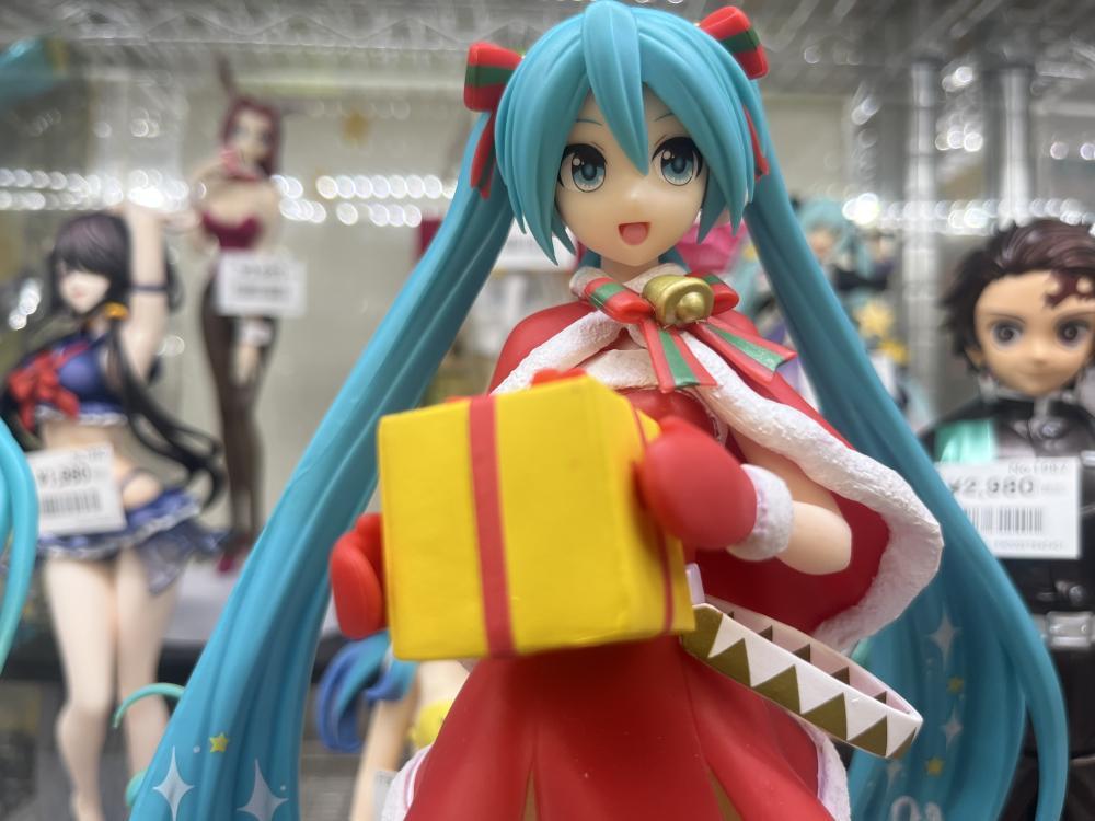 Hatsune Miku and other figures
