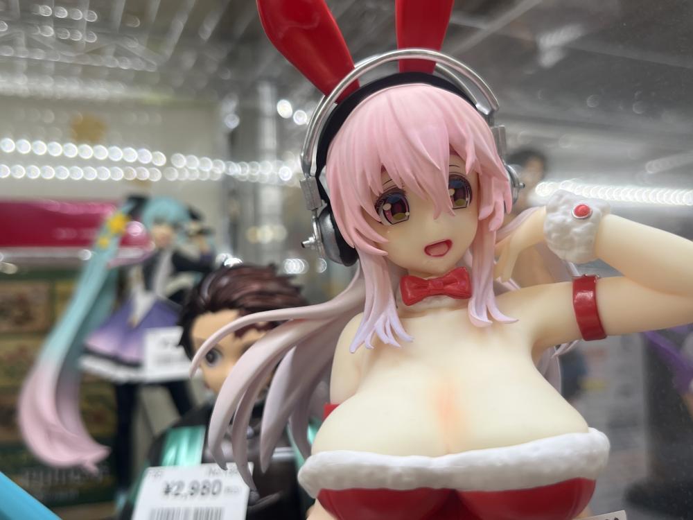 Hatsune Miku and other figures