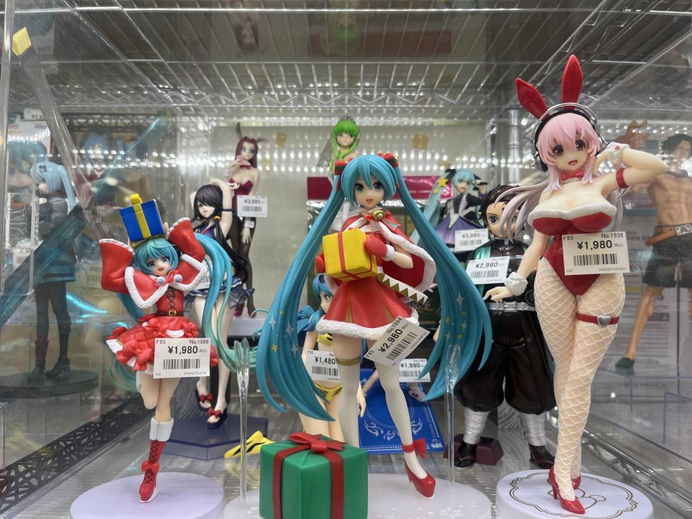 Hatsune Miku and other figures
