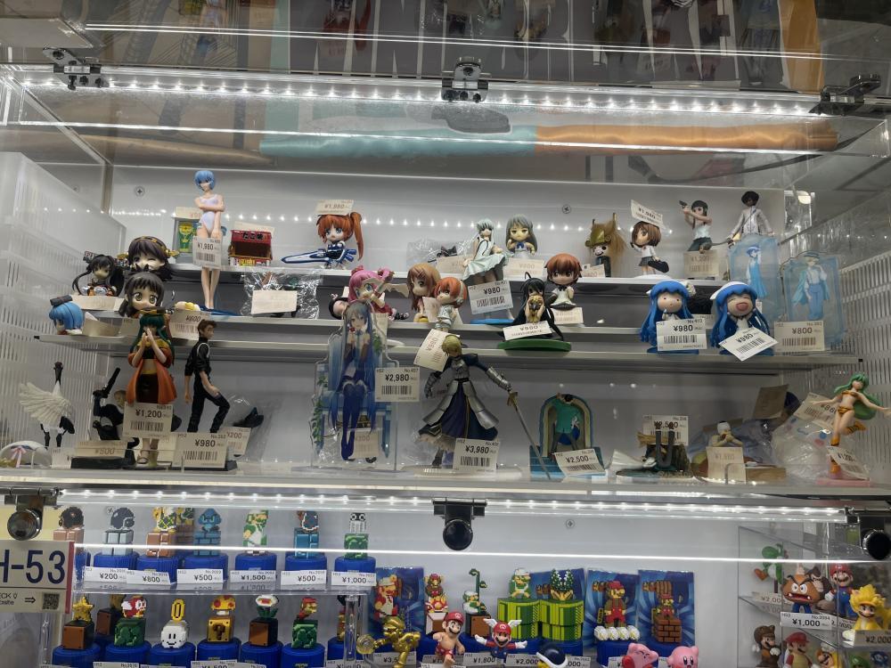 Various minifigures