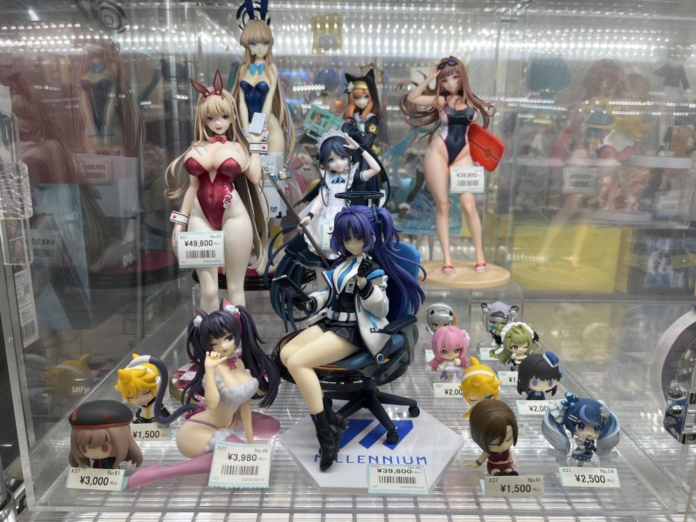 승리의 여신 : NIKKE 등 피규어